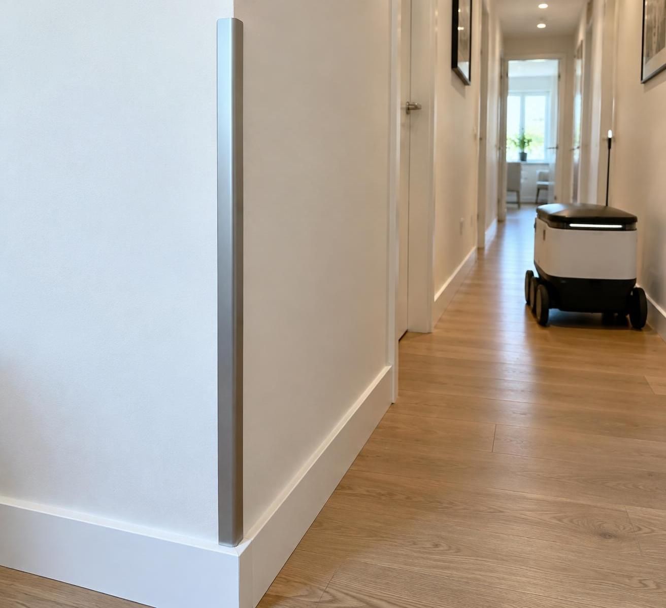 découvrez comment protéger les angles d’un mur dans un couloir étroit très fréquenté grâce à des solutions résistantes, discrètes et faciles à installer.